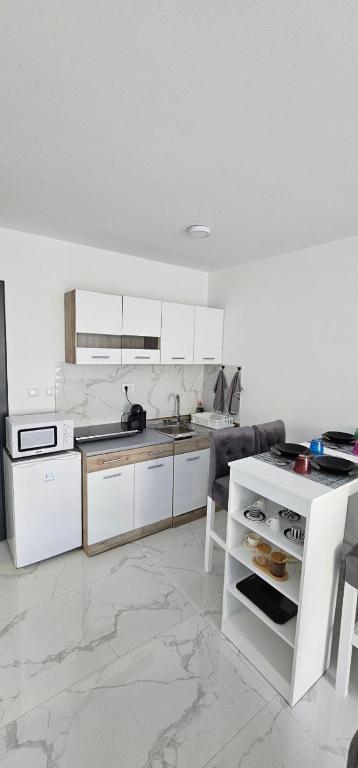 Kuchyň nebo kuchyňský kout v ubytování Apartman Stefan Tomić-Srebrno jezero