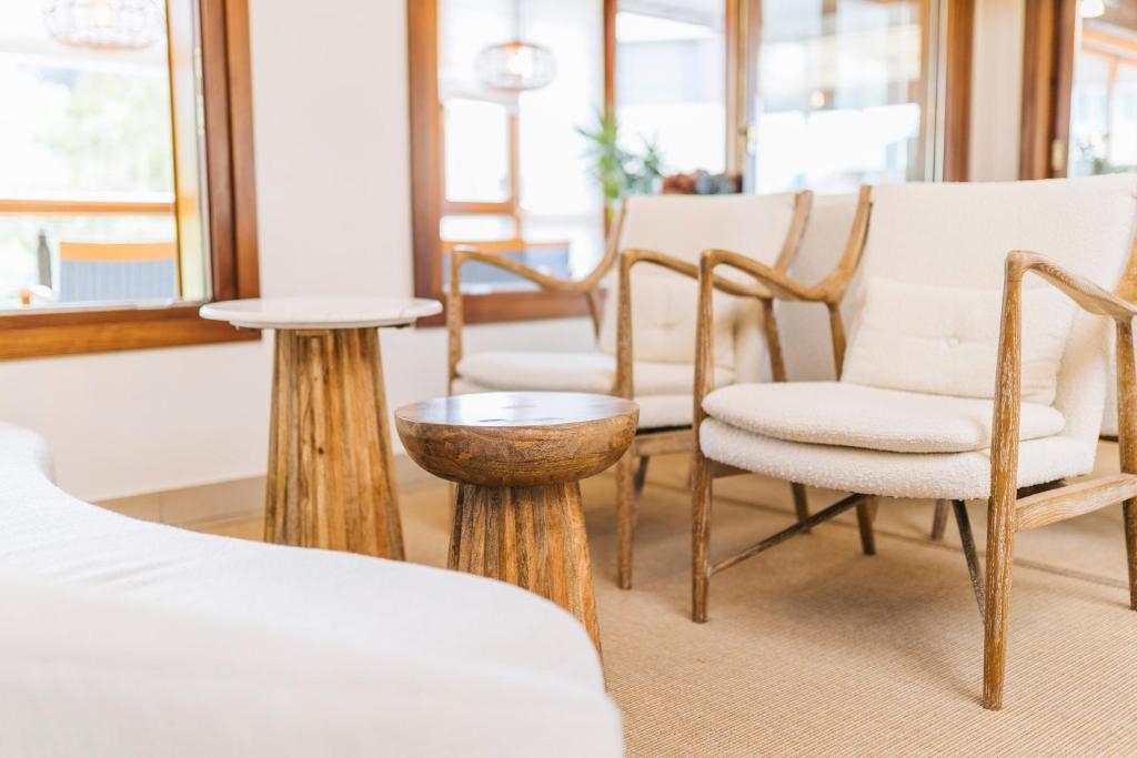 a room with chairs and a bed and a table at Miracielos in Barro de Llanes