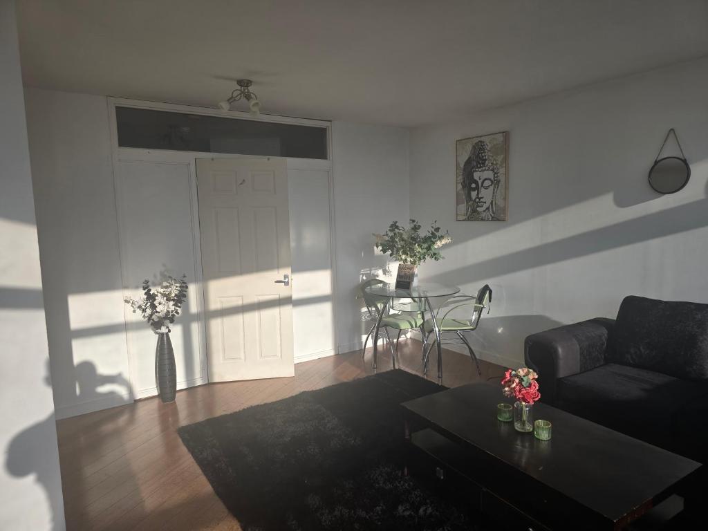 een woonkamer met een bank en een tafel bij Ventro Apartments LIVERPOOL in Liverpool