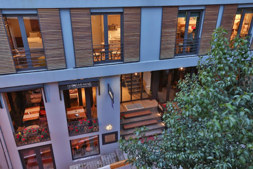 un edificio de apartamentos con una escalera delante en Hammamhane, en Estambul