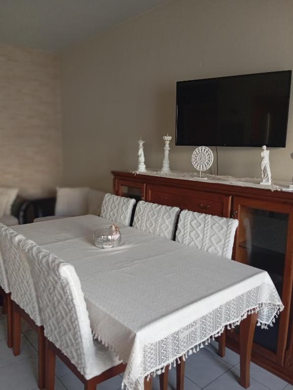 Televízia a/alebo spoločenská miestnosť v ubytovaní Apartment 4Y in Heraklion City