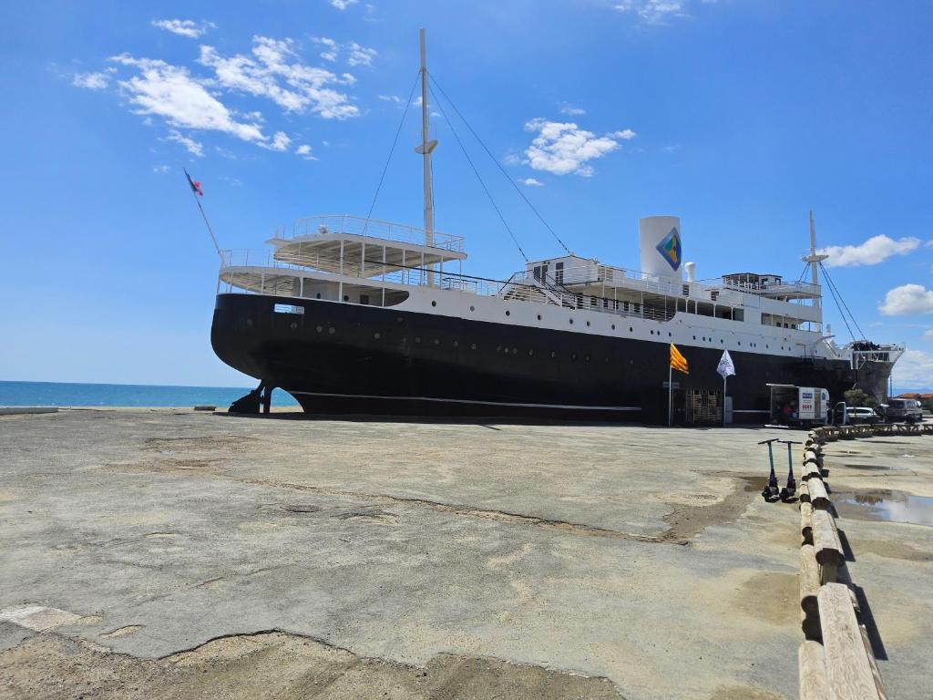 un grand bateau est garé sur la plage dans l'établissement L'Oasis 4 personnes 6 Piscines Terrasse Vue petit Port, au Barcarès