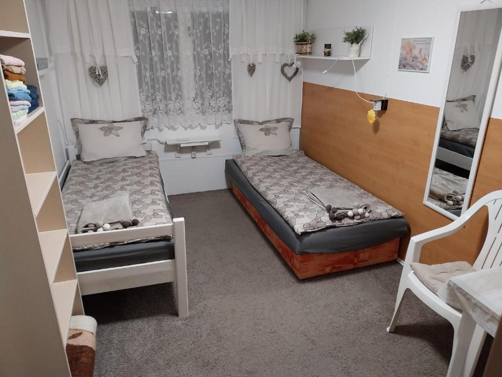 Postel nebo postele na pokoji v ubytování Chatka pod Javorovým