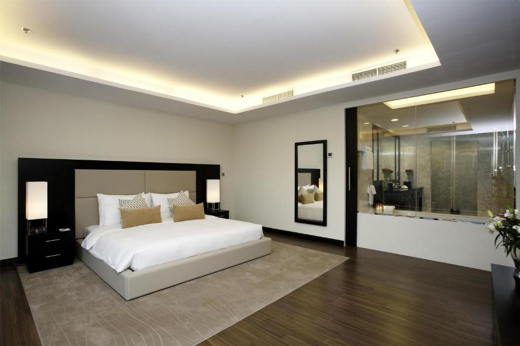 Postel nebo postele na pokoji v ubytování Kempinski Residences & Suites, Doha
