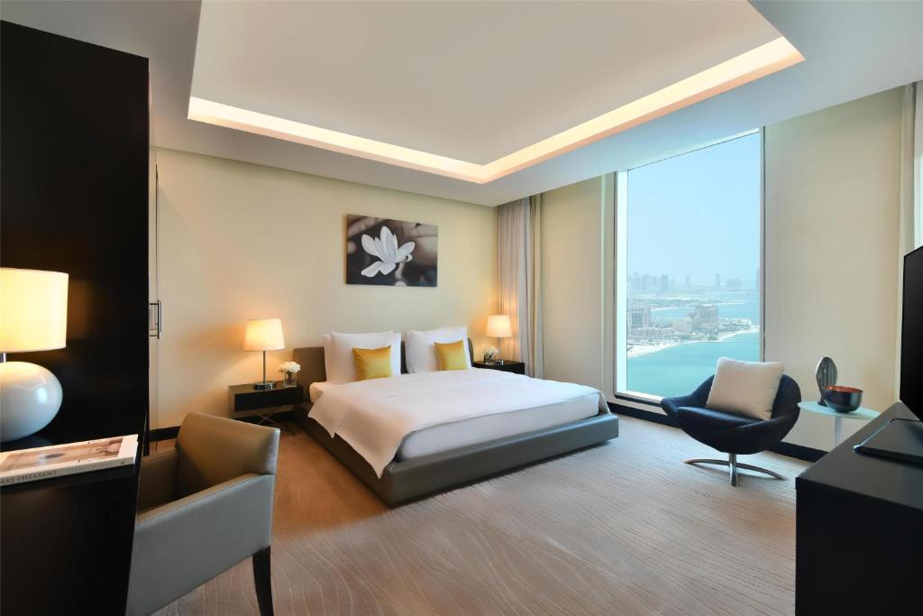 Postel nebo postele na pokoji v ubytování Kempinski Residences & Suites, Doha