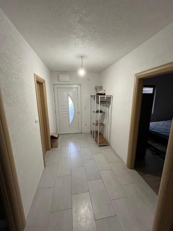 een kamer met een hal met een deur en een tegelvloer bij Buća Potok Aurrora in Sarajevo
