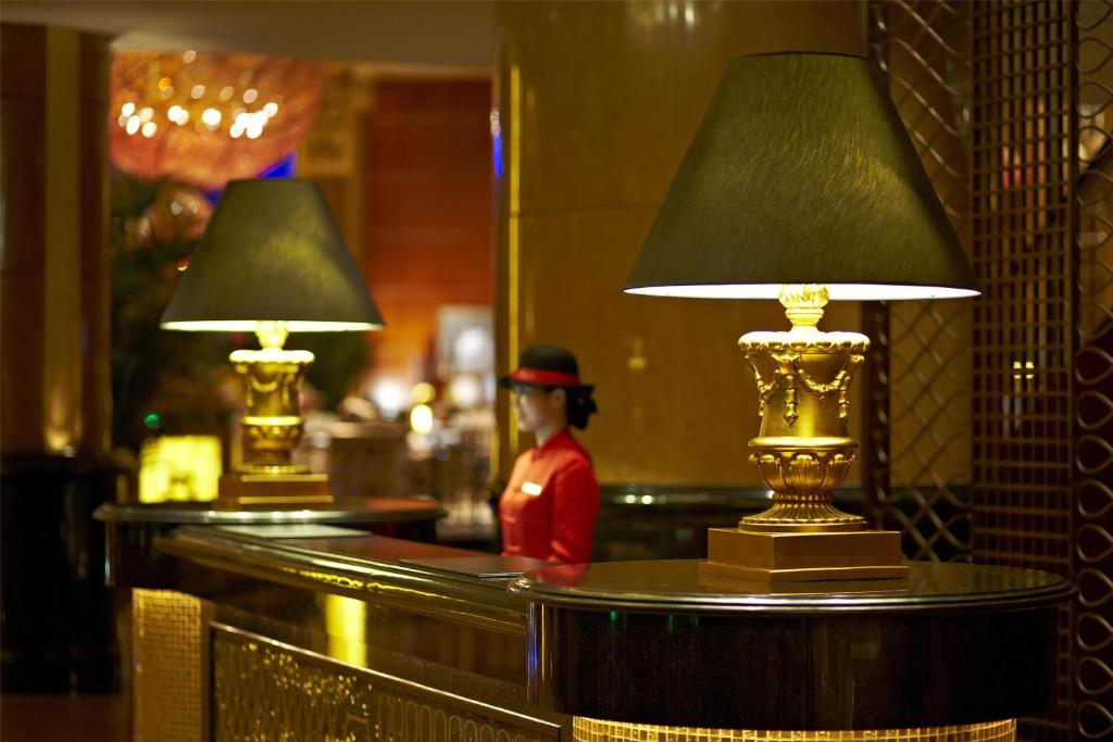 Členové personálu v ubytování Kempinski Hotel Shenzhen - 24 Hours Stay Privilege, Subject to Hotel Inventory