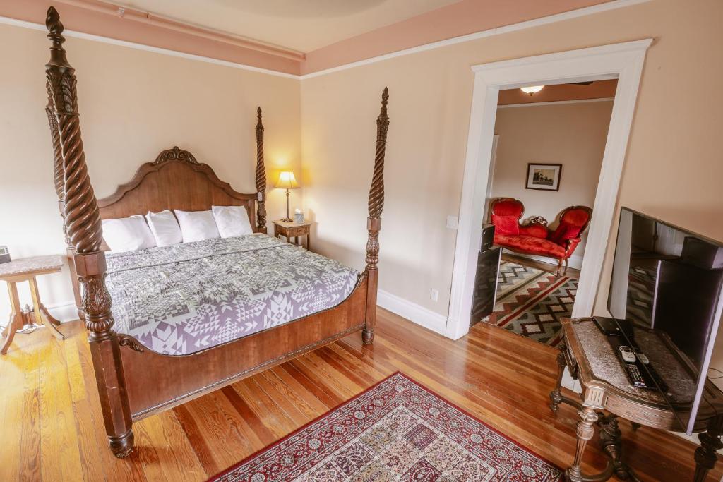 Castaneda Hotel photo