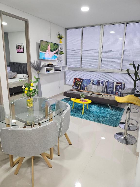 a living room with a glass table and a couch at Apartamento amoblado en Cucuta in Los Patios