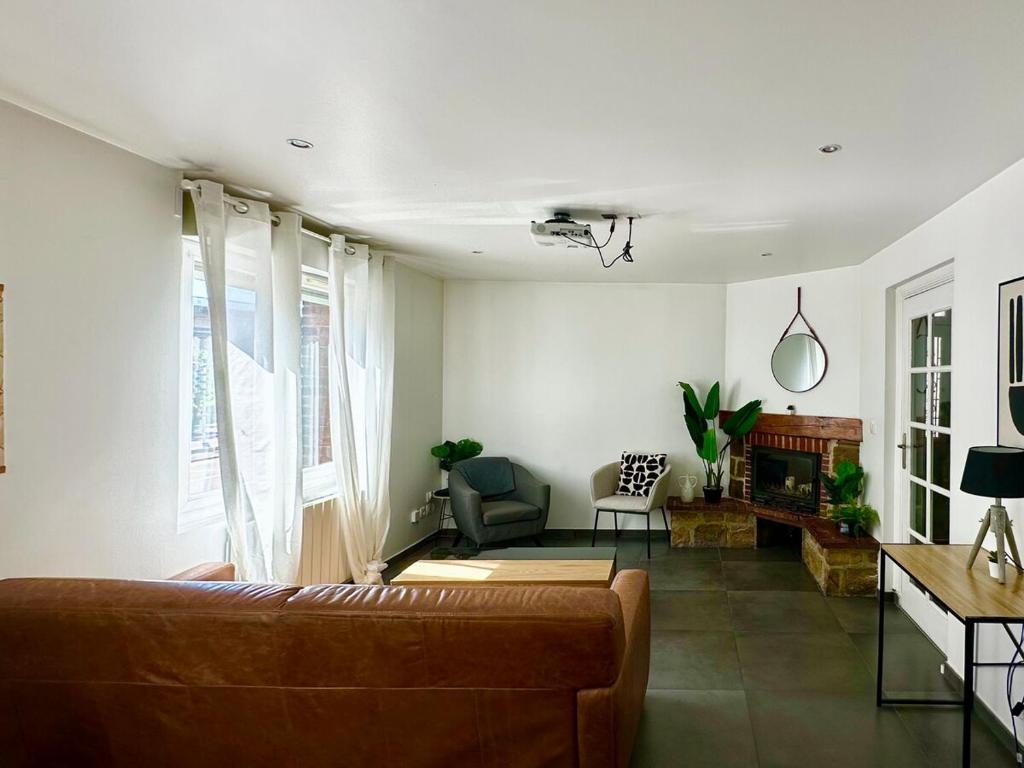 un salon avec un canapé et une table dans l'établissement La Coloc' Rouen Docks T6 4 Bathrooms Garden, à Rouen