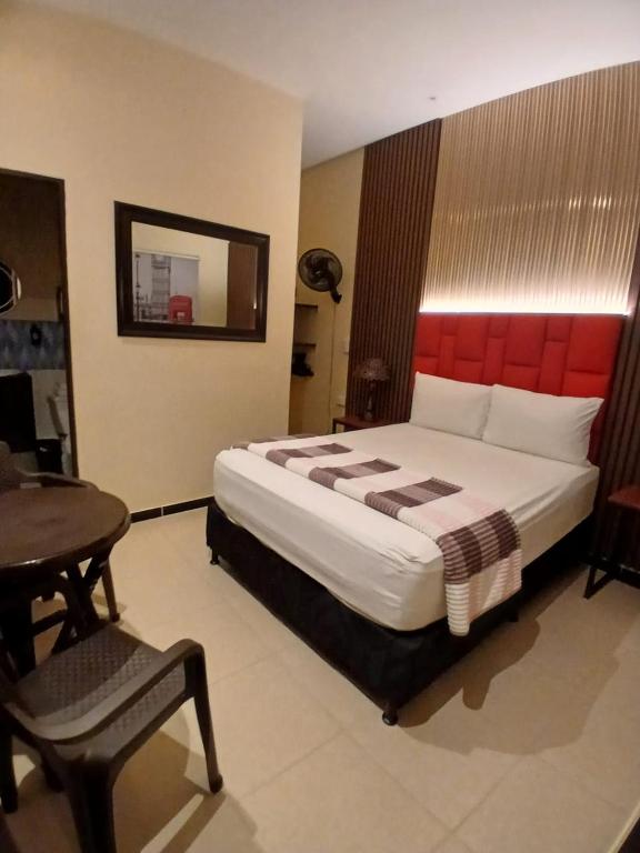 Postel nebo postele na pokoji v ubytování Hotel 50 Suites