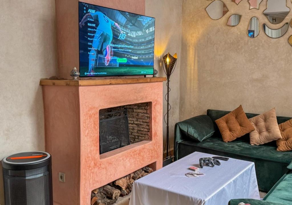 TV a/nebo společenská místnost v ubytování Riad Dar Timrad