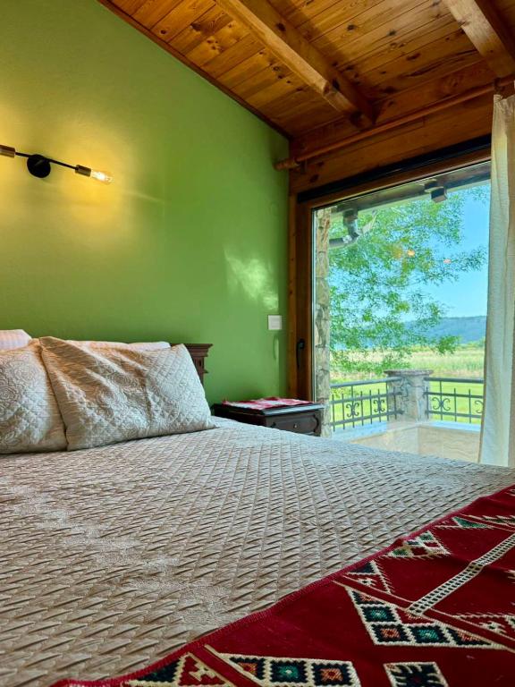Postel nebo postele na pokoji v ubytování Shasi Eco Lodge