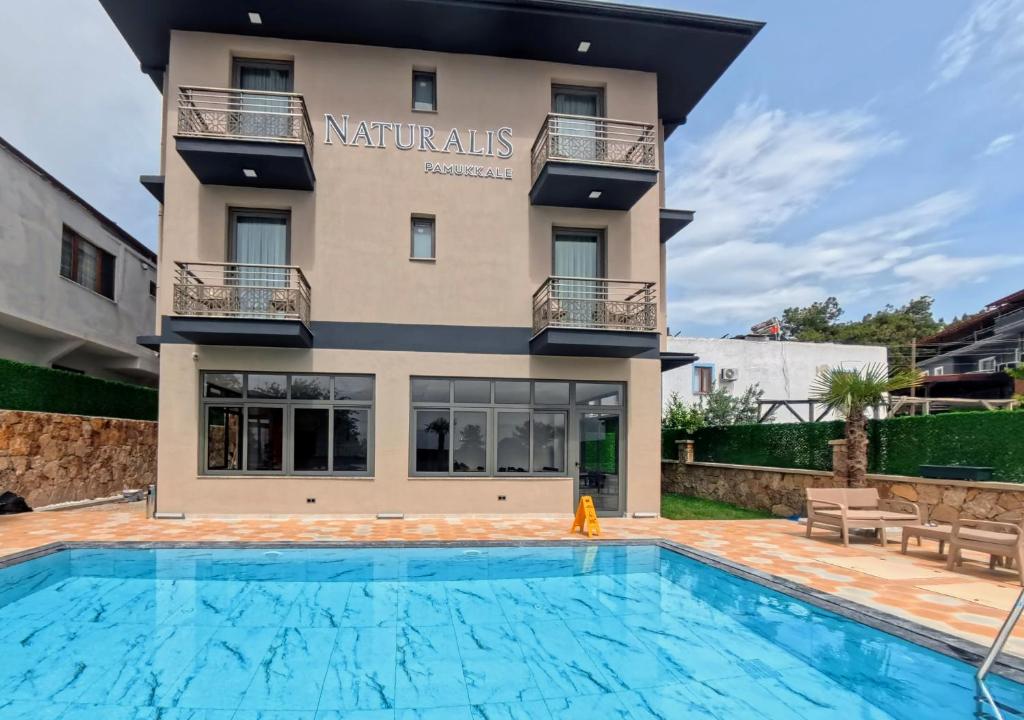 Bazén v ubytování Naturalis Pamukkale Otel nebo v jeho okolí