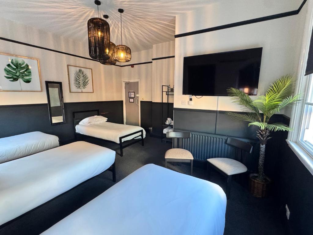 
Quadruple En-suite Shower Room
