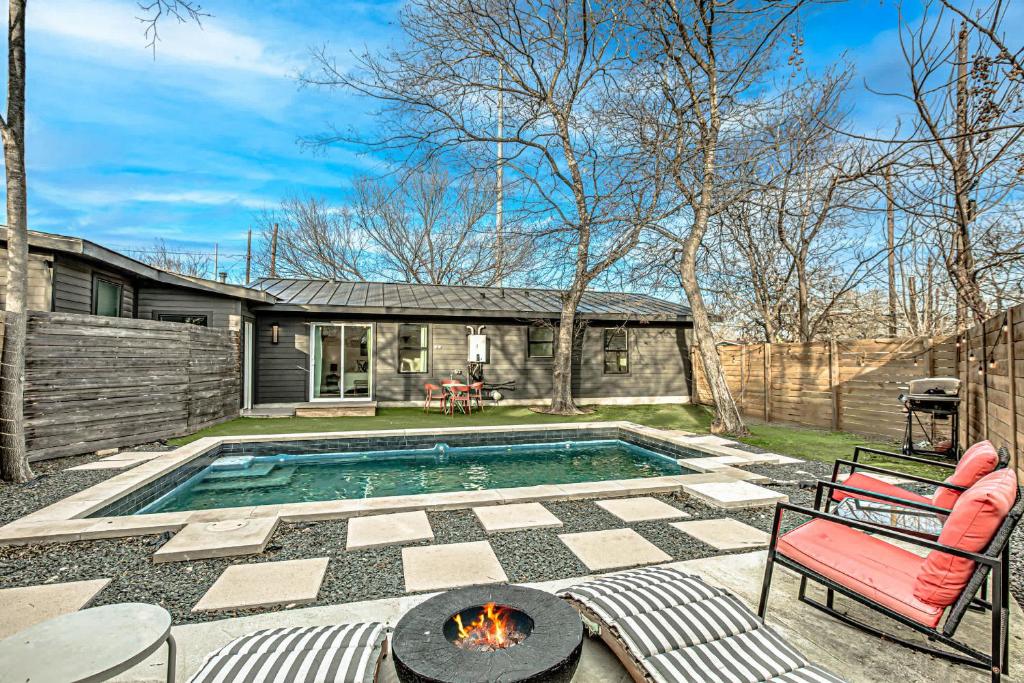 un patio trasero con piscina y fogata en Dream Stay with Pool for up to 20 Guests Mins to DT Austin, en Austin