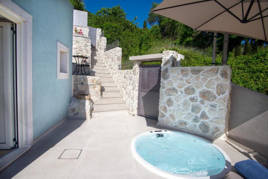 Un patio sau altă zonă în aer liber la Petit Filippe Lux Ionian Aura by Keyplanner