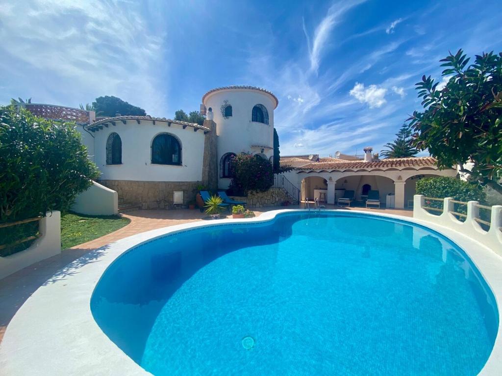 ein großes Schwimmbad vor einem Haus in der Unterkunft Ca La Mina in Jávea