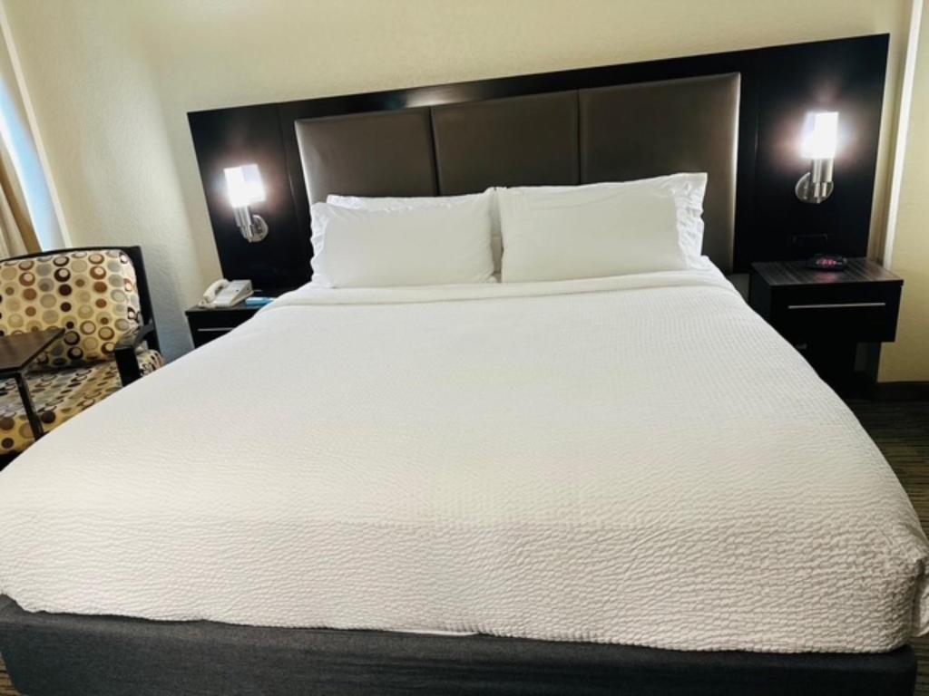 Krevet ili kreveti u jedinici u objektu Holiday Inn Miami International Airport by IHG