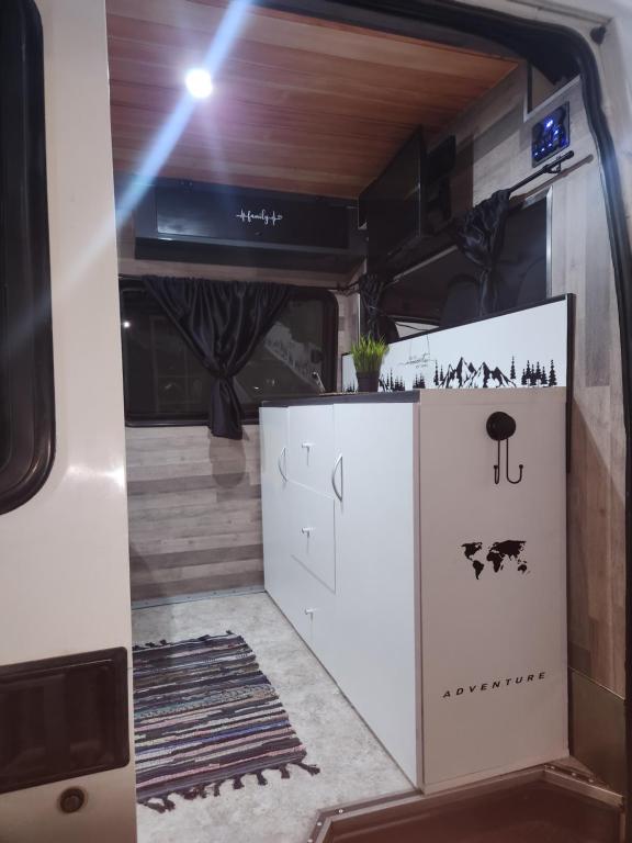 Kuchyň nebo kuchyňský kout v ubytování Furgoneta camper