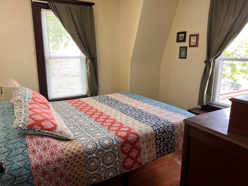 Postel nebo postele na pokoji v ubytování Whirlpool Cottage