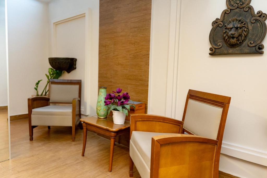TV a/nebo společenská místnost v ubytování Del Rey Quality Hotel