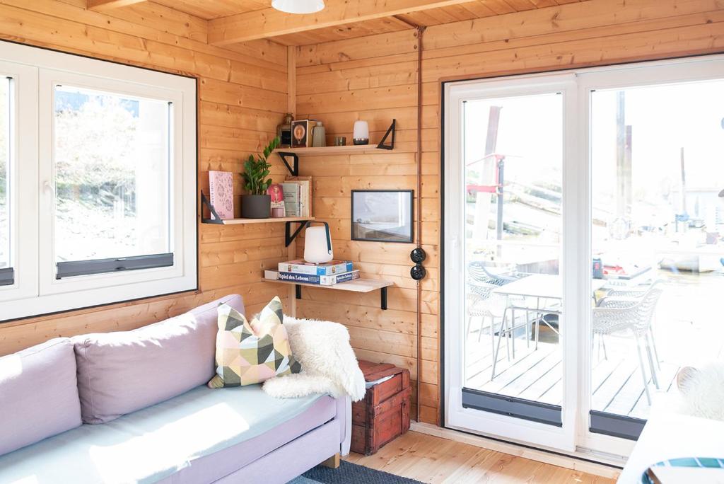 Posezení v ubytování Tolles Tiny-Hausboot Marianne mit Dachterrasse