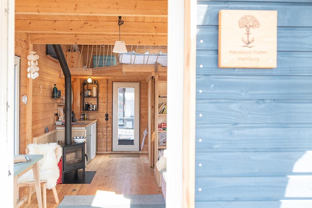 Fotografie z fotogalerie ubytování Tolles Tiny-Hausboot Marianne mit Dachterrasse v Hamburku