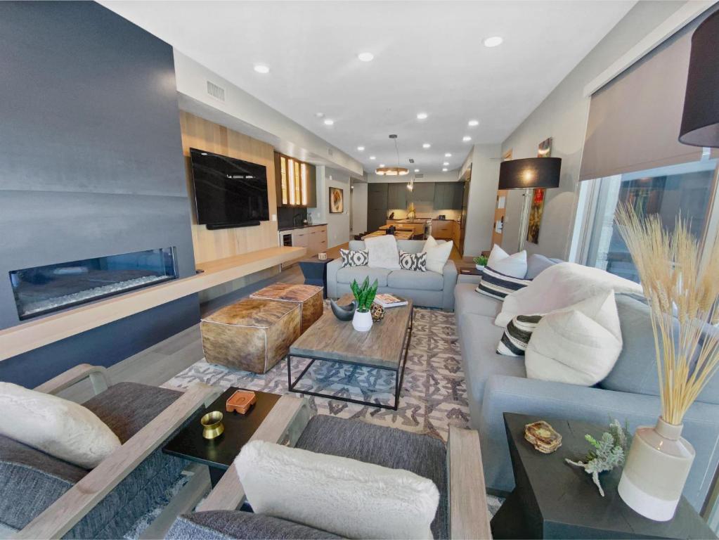 Μια τηλεόραση ή/και κέντρο ψυχαγωγίας στο Luxury Kings Crown Condo Ski-In Out by SkyRun Park City
