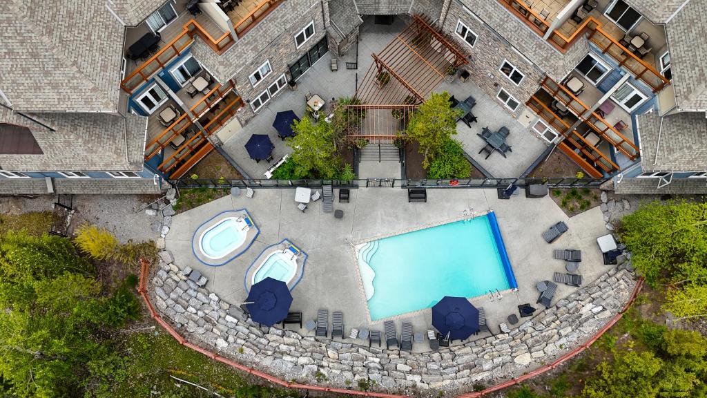 Bazén v ubytování Blackstone Mountain Lodge by CLIQUE nebo v jeho okolí