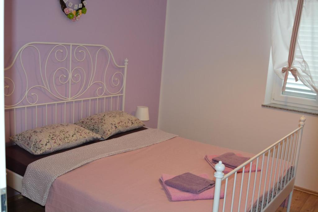 Łóżko lub łóżka w pokoju w obiekcie Apartments Relax Punat