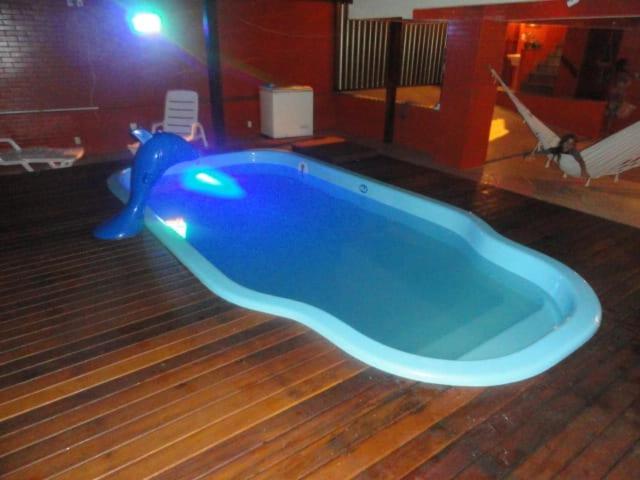 a blue plastic tub on the floor in a room at Casa Serra Macaé in Água Boa