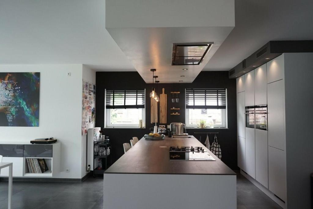 Una cocina con una gran isla en el medio. en Dream House - near Brussels, en Nivelles