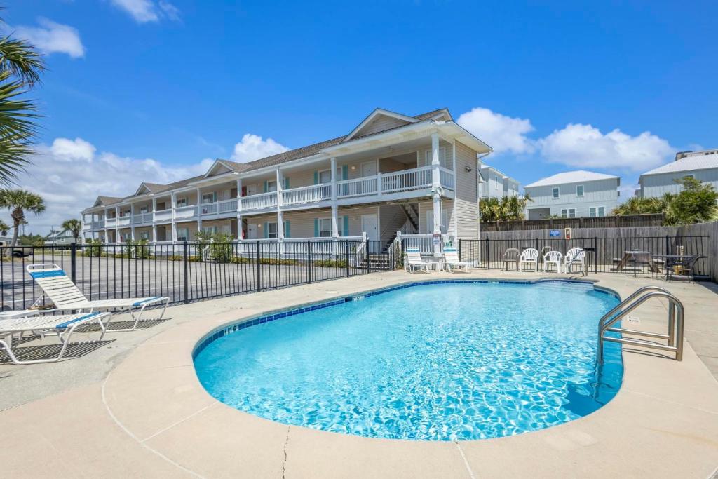 Bazén v ubytování Condo in Gulf Shores King Suite nebo v jeho okolí