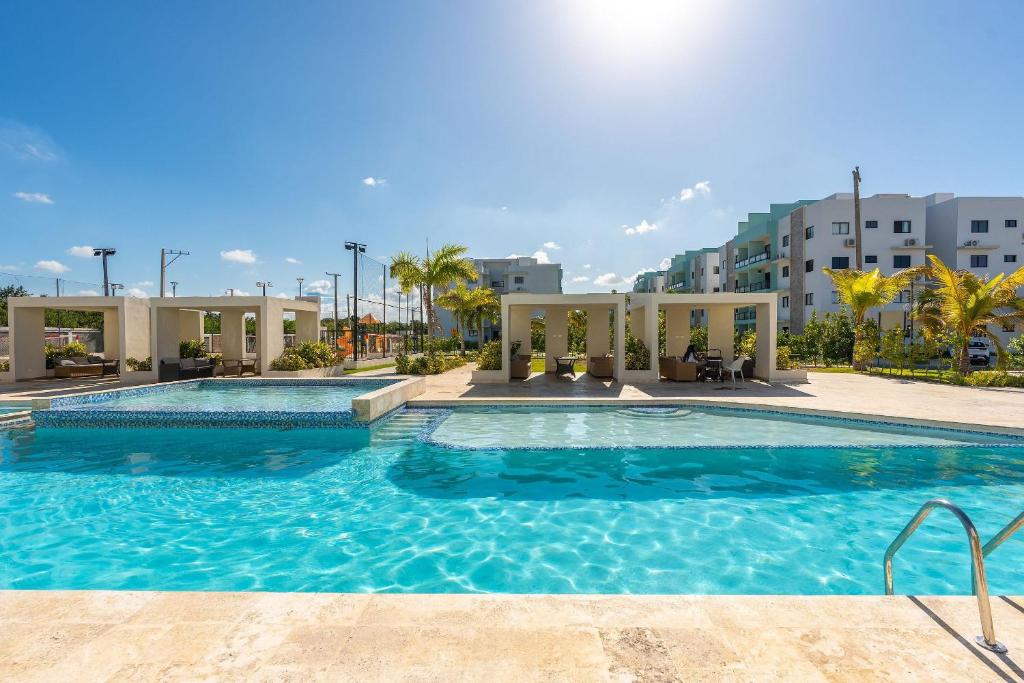 ein Schwimmbad mit blauem Wasser in einem Ferienort in der Unterkunft Epic Paraíso Elegance and Comfort in Punta Cana