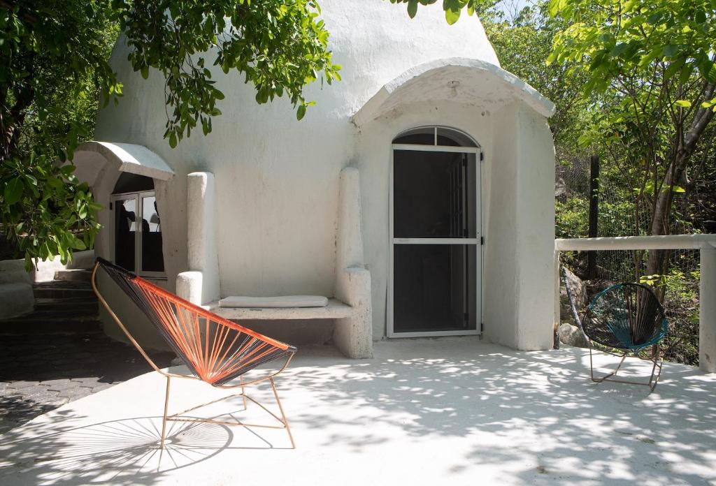 New Ruins Off-The-Grid SuperAdobe Domes with Pool - Deluxe King Room