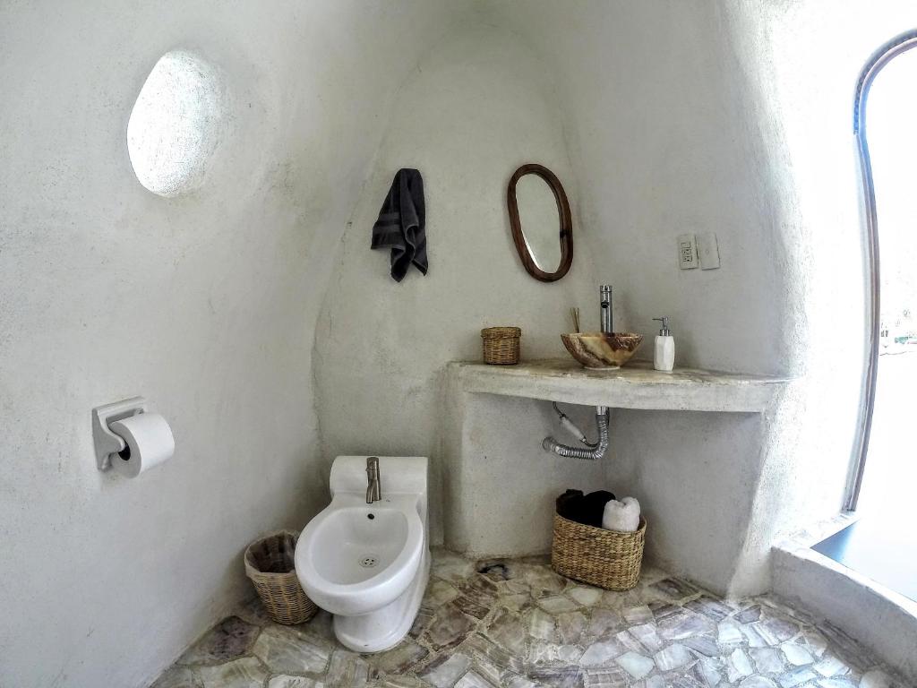 Koupelna v ubytování New Ruins Off-The-Grid SuperAdobe Domes with Pool
