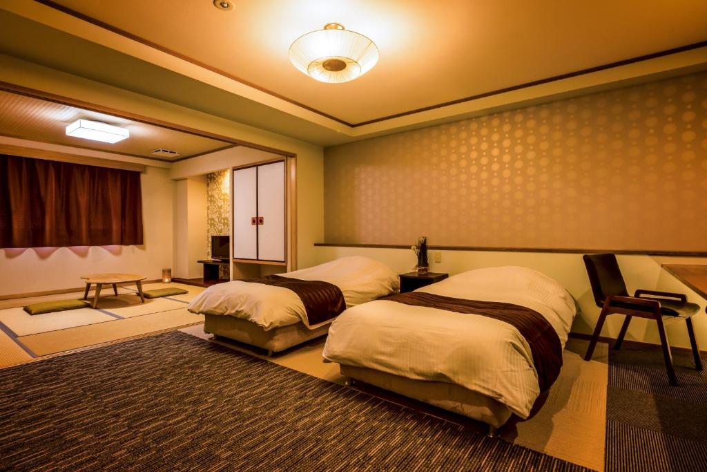 Postel nebo postele na pokoji v ubytování Ooedo Onsen Monogatari Premium Shirahama Saichoraku