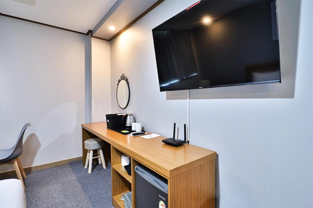 TV a/nebo společenská místnost v ubytování Hotel Noah