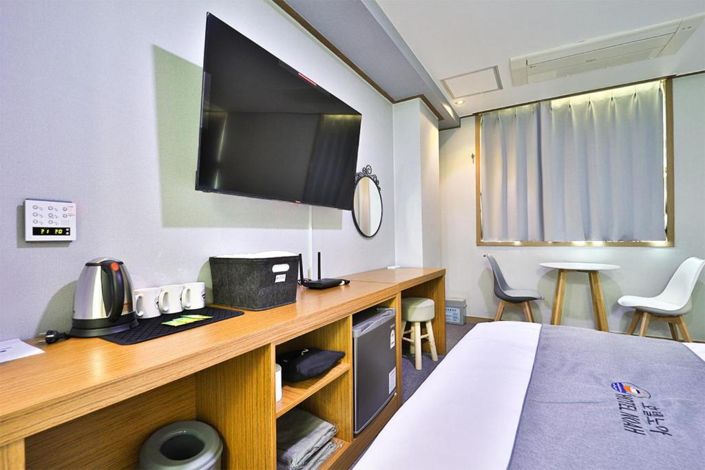 TV a/nebo společenská místnost v ubytování Hotel Noah