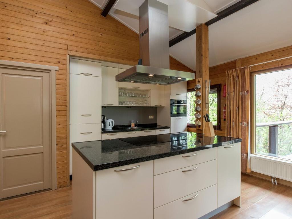 Kuchyň nebo kuchyňský kout v ubytování Chalet in Manhay for 9 Person