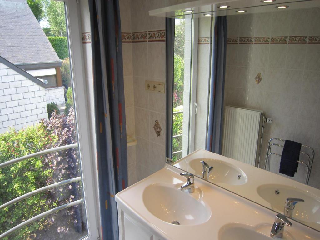 Koupelna v ubytování Contemporary Holiday Home in Houffalize with Private Garden