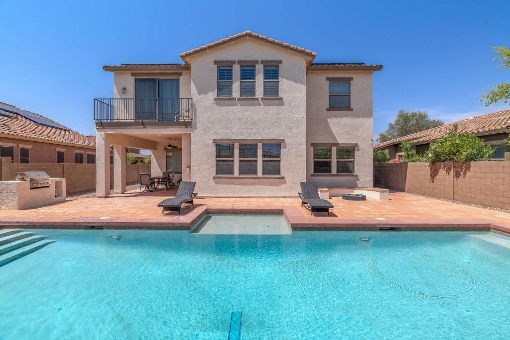 une maison avec une piscine devant une maison dans l'établissement King bed Pool Fire Pit Office, à Liberty