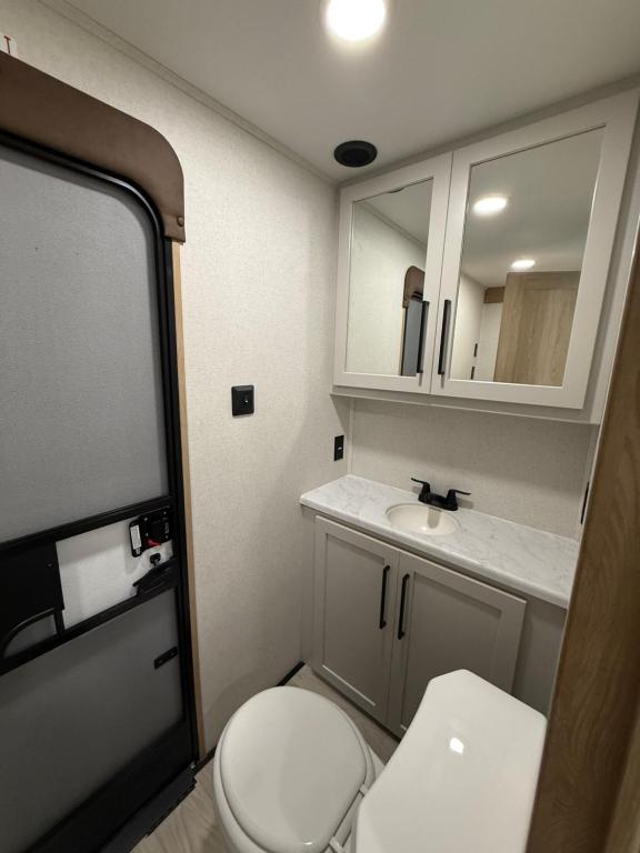 Koupelna v ubytování Stylish RV with 2 Bedrooms, 2 Lofts and 2 Bathrooms