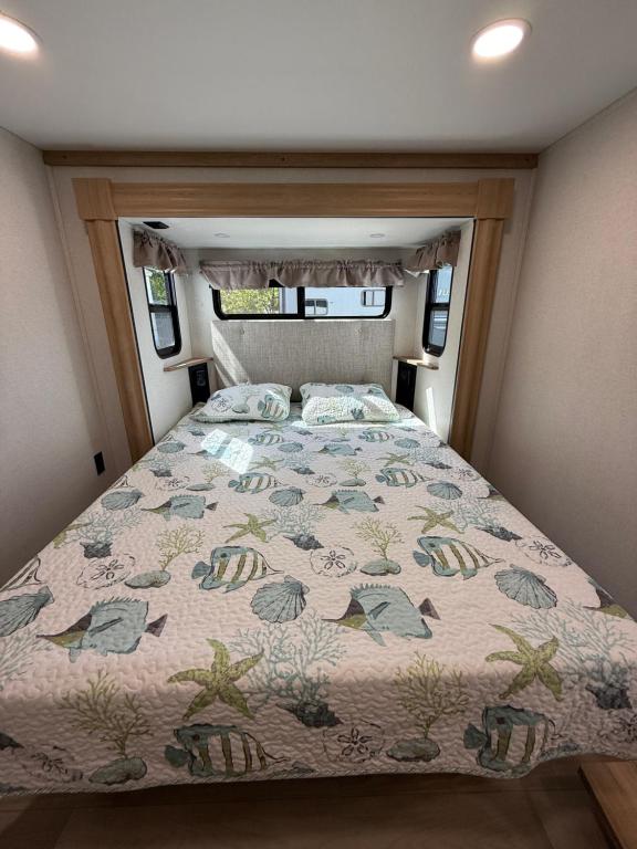 Postel nebo postele na pokoji v ubytování Stylish RV with 2 Bedrooms, 2 Lofts and 2 Bathrooms