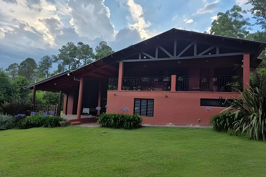 a house with a green lawn in front of it at Tarco de Raco. Donde descansaba Atahualpa Yupanqui in Raco
