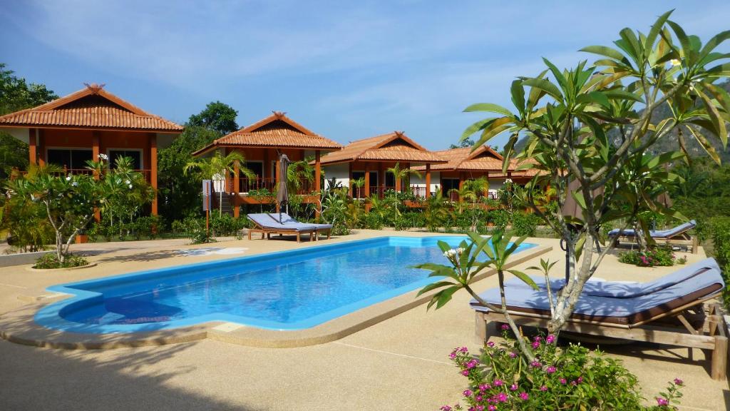 einem Pool vor einem Resort in der Unterkunft Khao Sok Jasmine Garden Resort - SHA Certified in Khao Sok