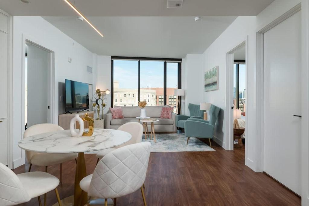 Curated visual reference: Picture Idea: Back Bay Penthouse Public Garden Down Town Rooftop And Parking