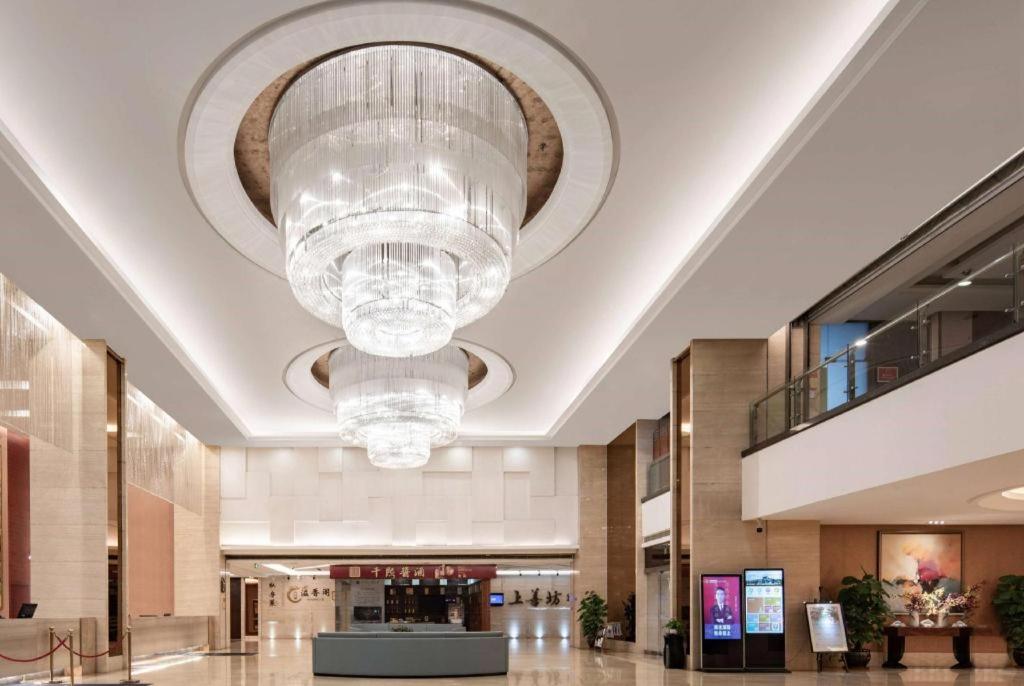 Lobi atau kawasan kaunter penerimaan di Ramada by Wyndham Zibo