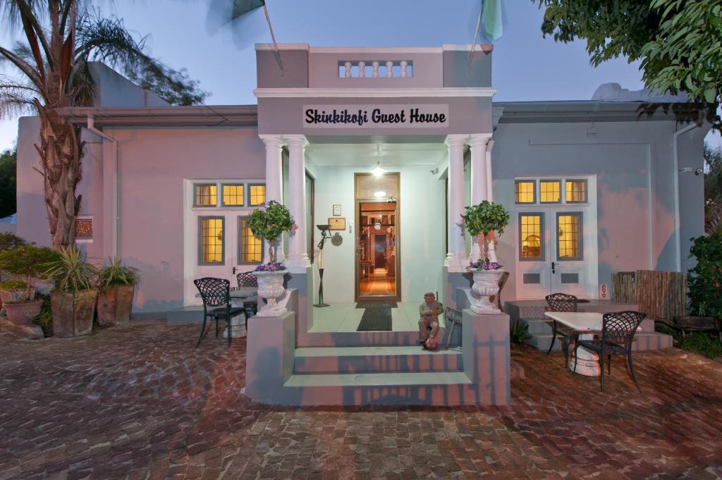 una casa con una escalera que conduce a la puerta principal en Skinkikofi Guest House, en Paarl